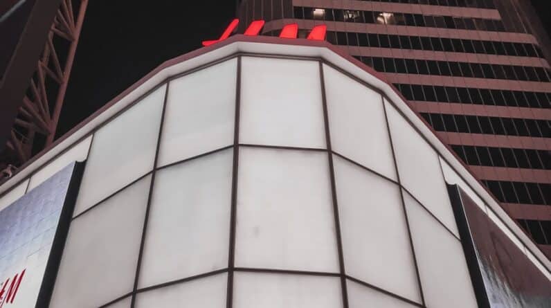 Photo "How Do I Create a Personal Brand That Attracts MLM Prospects?"